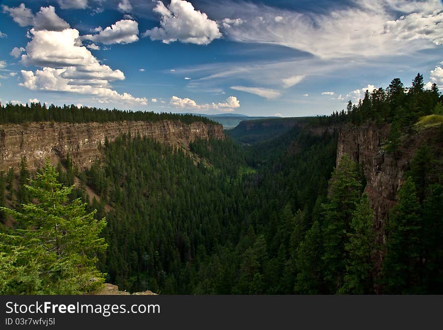 Photo of a chasm cut by ancient glaciers. Photo of a chasm cut by ancient glaciers.