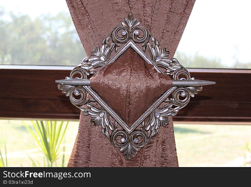 Knot at curtain with elegant design of decorative fixture