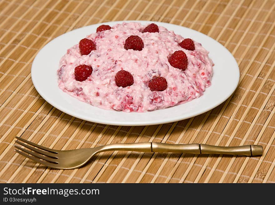 Cottage cheese with raspberry and honey