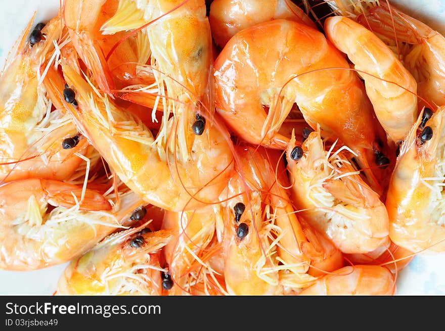 Many steamed raw shrimp in a pile