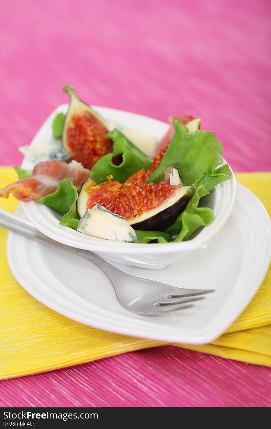 Salad with figs, blue cheese, prosciutto and walnut