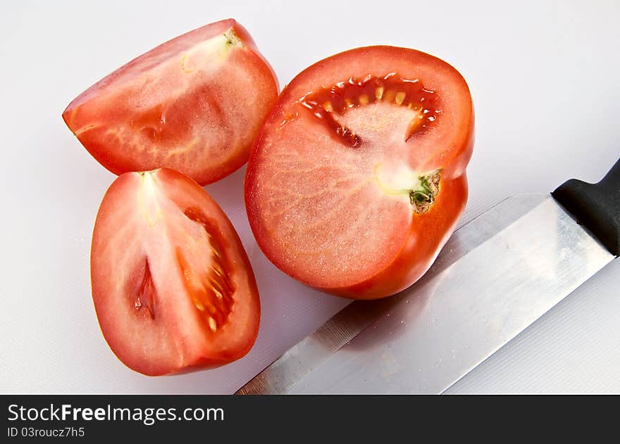 Cutting tomatoes