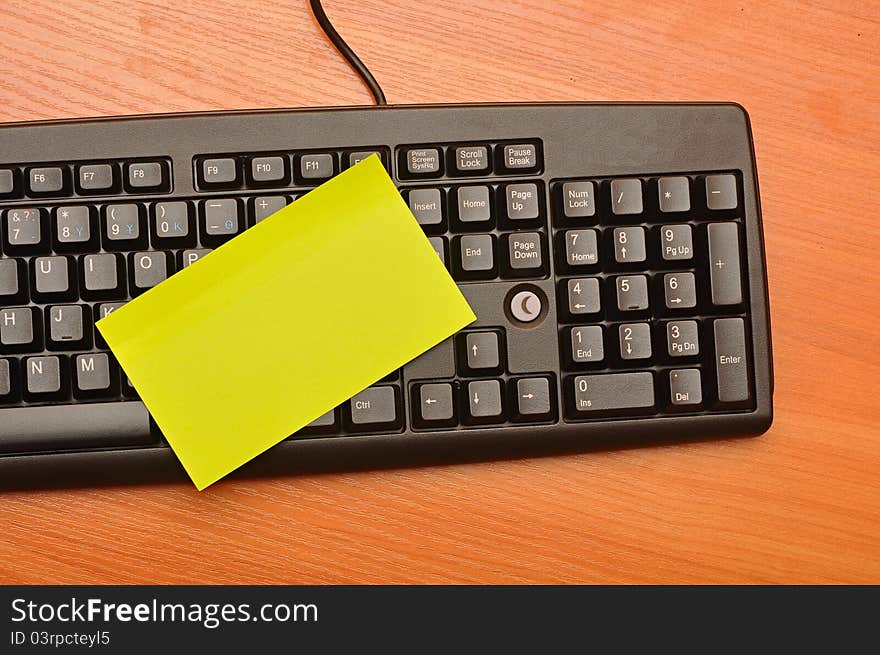 The blank notepaper on black keyboard