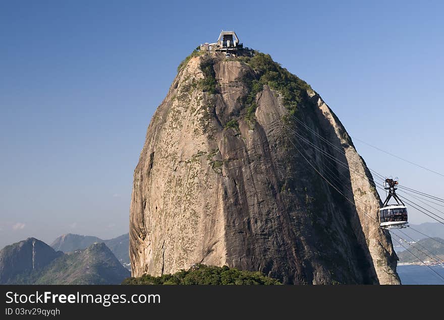 A vies of the Sugar Loaf Peak and its cable car from the intermediate peak.