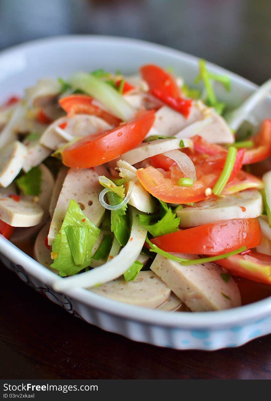 Spicy salad of sliced pork ball and tomato