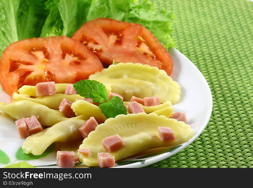 The basil spaghetti with ham on dish.