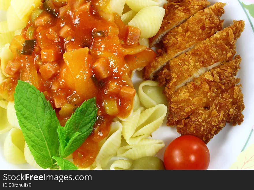 The spaghetti chicken with the sauce from tomatoes in the dish