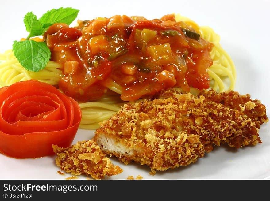 The spaghetti chicken with the sauce from tomatoes in the dish