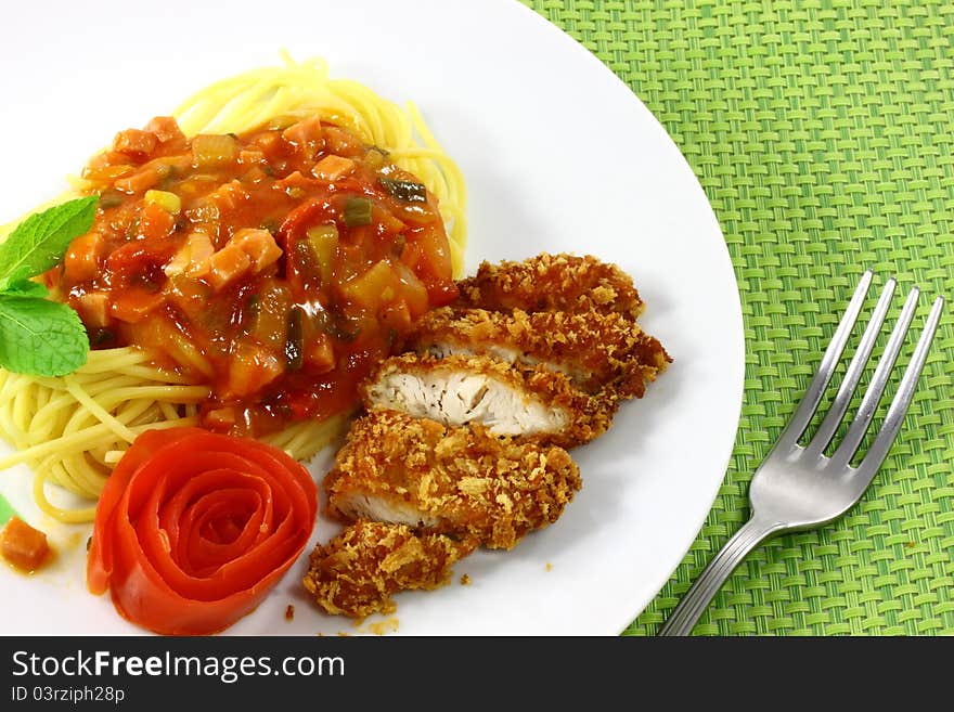 The spaghetti chicken with the sauce from tomatoes in the dish