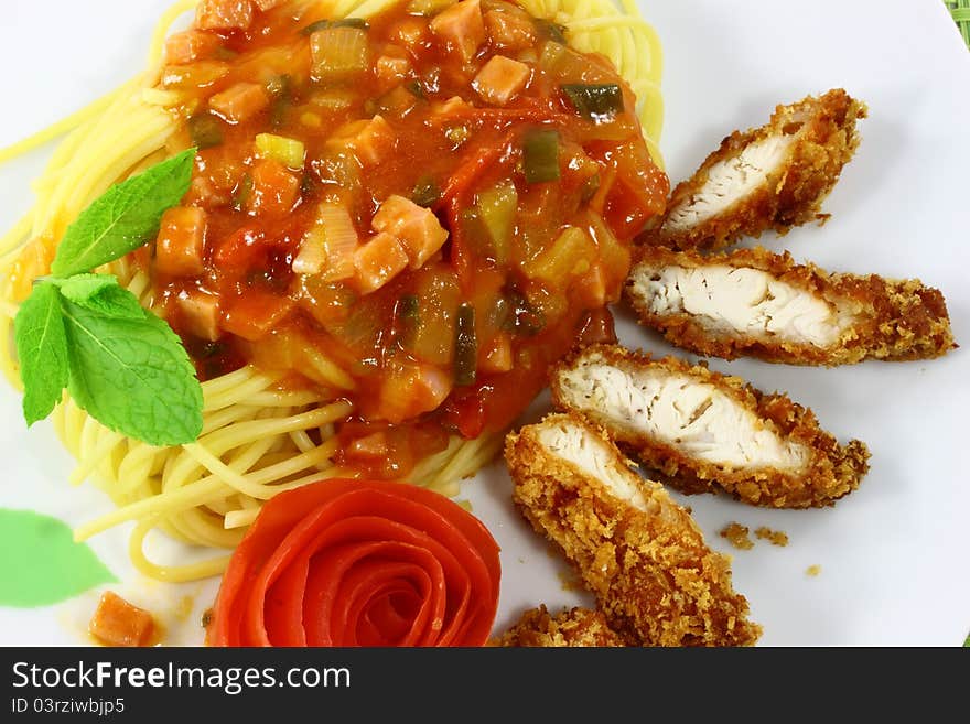 The spaghetti chicken with the sauce from tomatoes in the dish