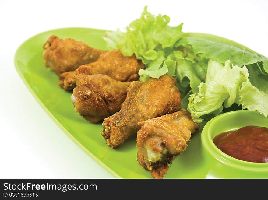 Fried chicken with salt and served with tomato sauce