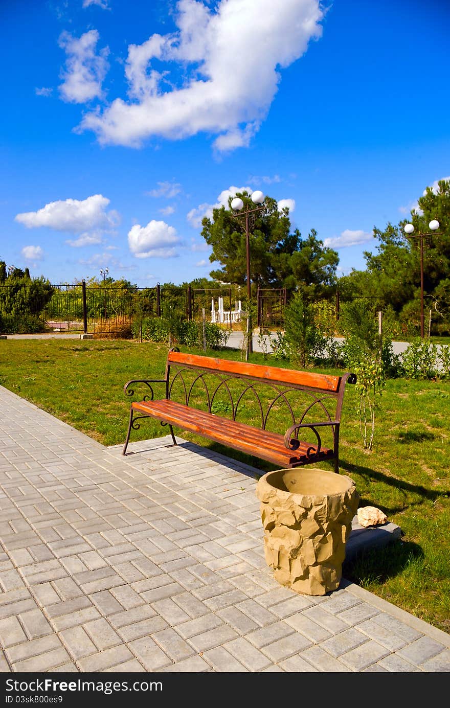 Empty wooden bench in the city park