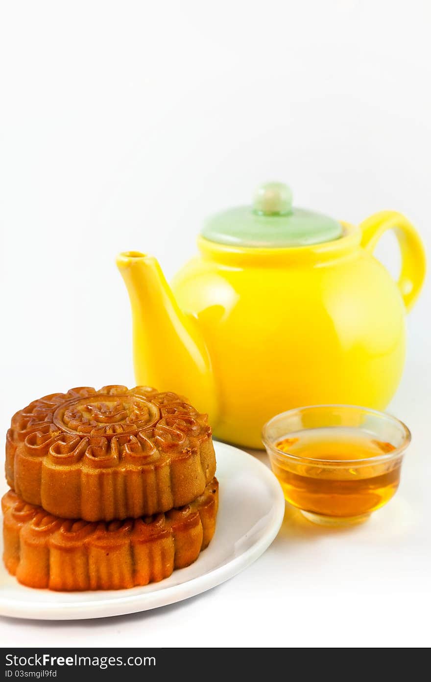 The traditional food marking the festival is moon cake, whose round shape symbolizes both the fullness of the moon and family togetherness. The traditional food marking the festival is moon cake, whose round shape symbolizes both the fullness of the moon and family togetherness.