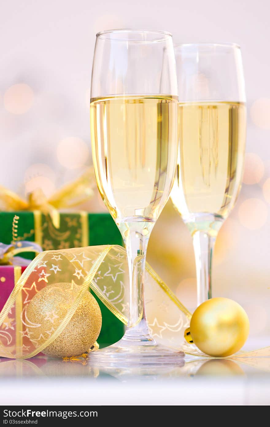 Champagne glasses with gifts