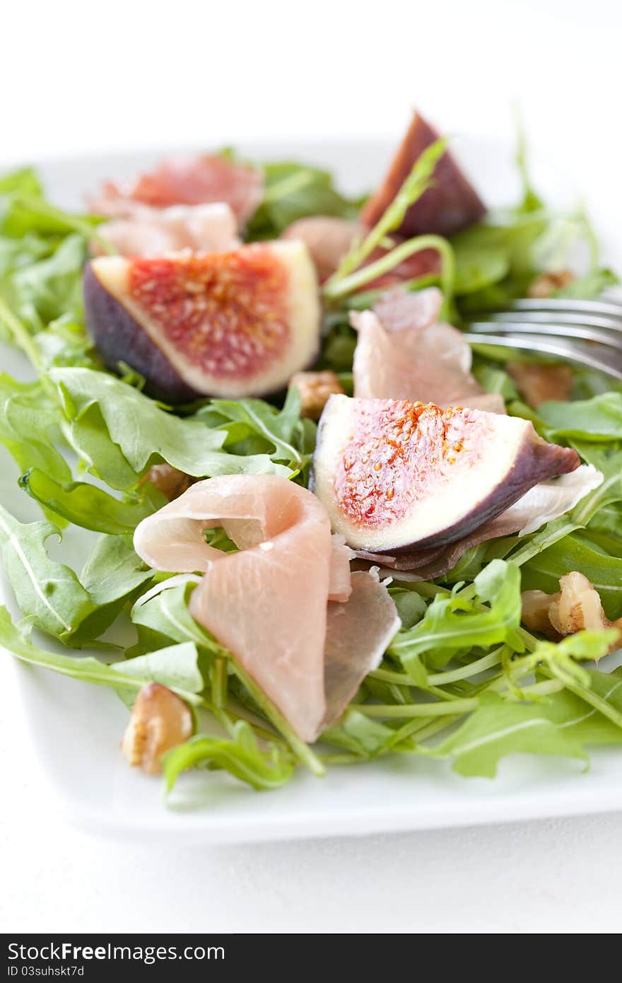 Fresh figs with arugula and walnuts