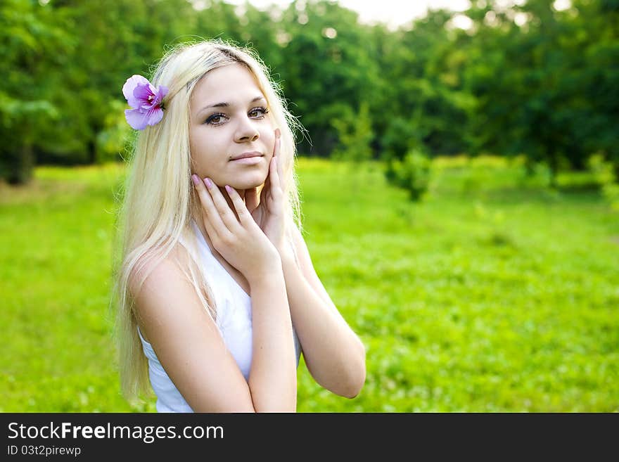 Portrait of smiling woman resting her chin on hand