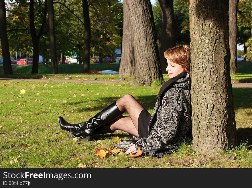 Charming young woman in an autumn park