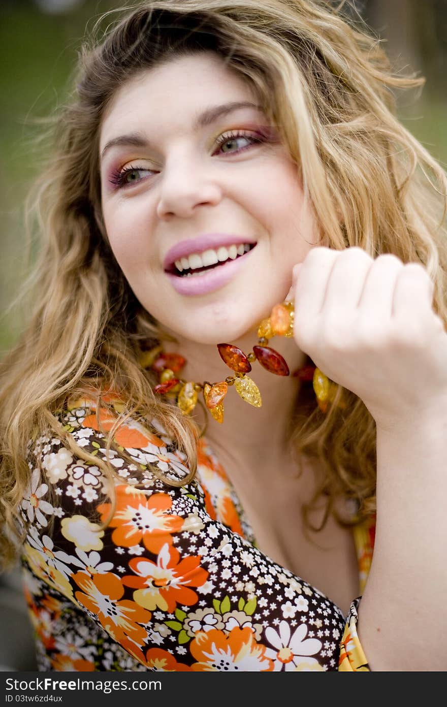 Portrait of smiling woman resting her chin on hand