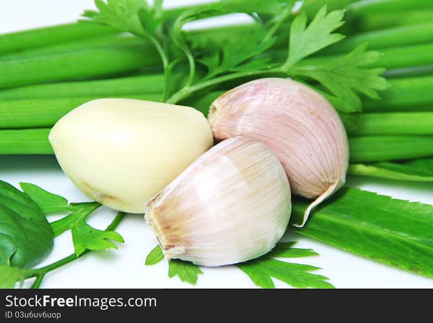 Large garlic cloves, put on the onion and celery