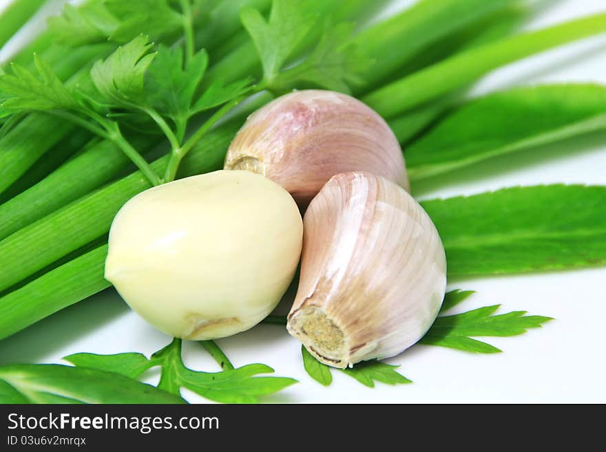 Large garlic cloves, put on the onion and celery