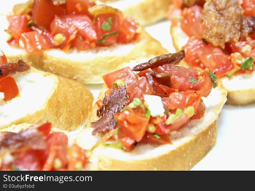 Dice tomatoes mixed with crispy bacon put on bread garnish with spring onion