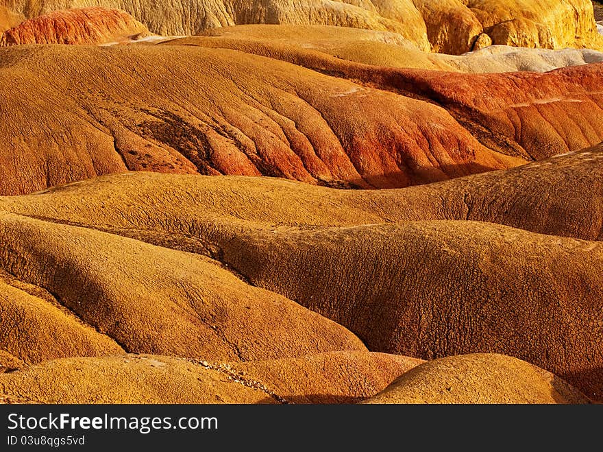 It is located in China's xinjiang uygur autonomous region of xinjiang, the regional, this area are the characteristic of danxia landform when strong winds blowing, valleys will be issued, the cry of the t, so also is known as the devil city