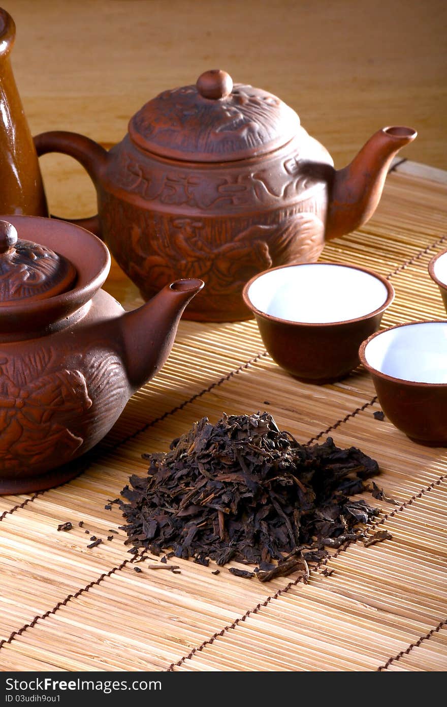 Quality dried Chinese tea leaves with freshly brewed drinks.