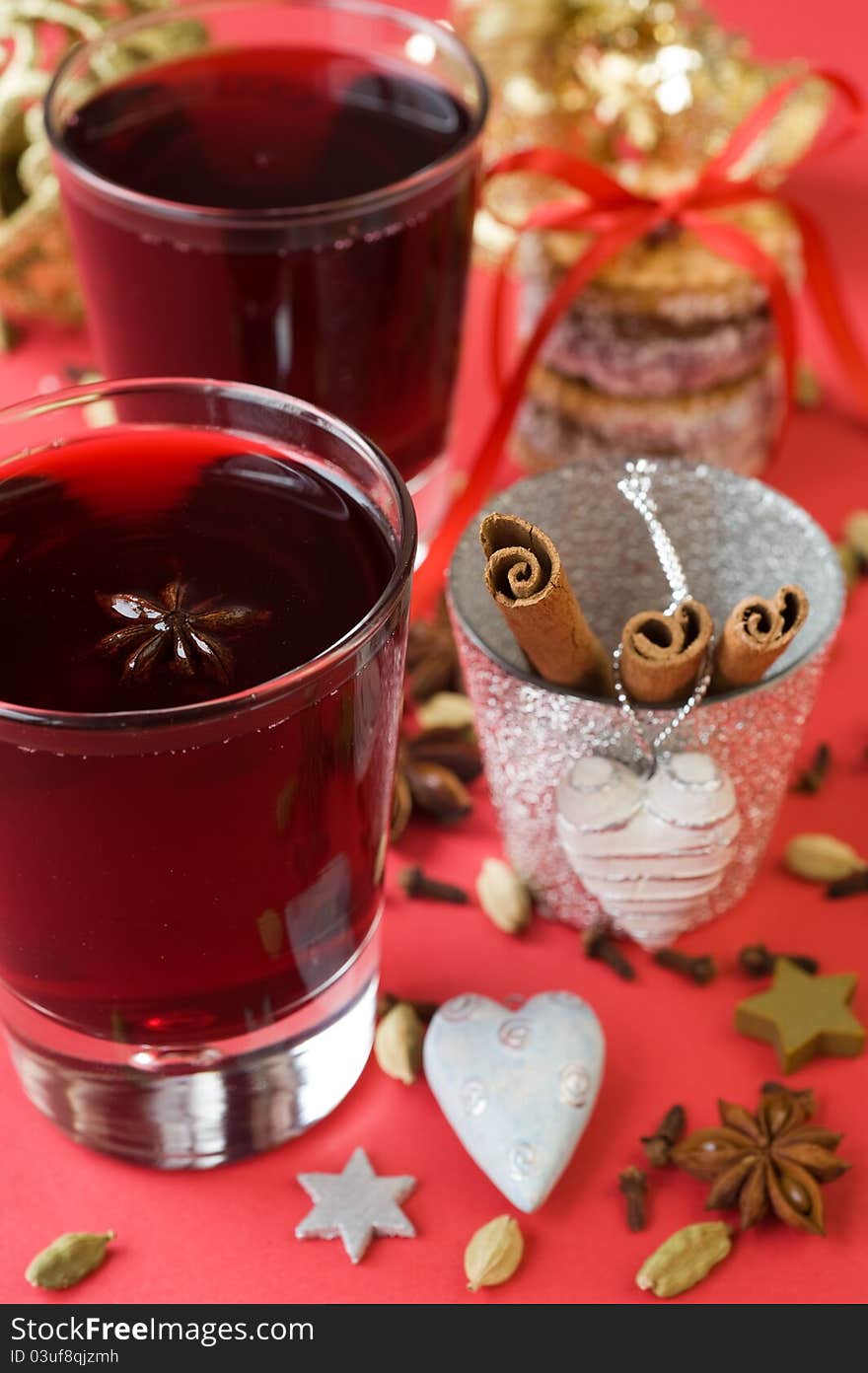 Christmas mulled wine, cardamom, cloves, cinnamon