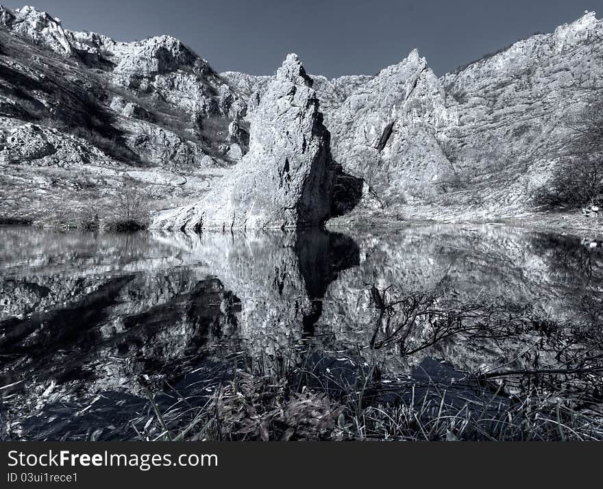 The lake below the mountain in autumn colors