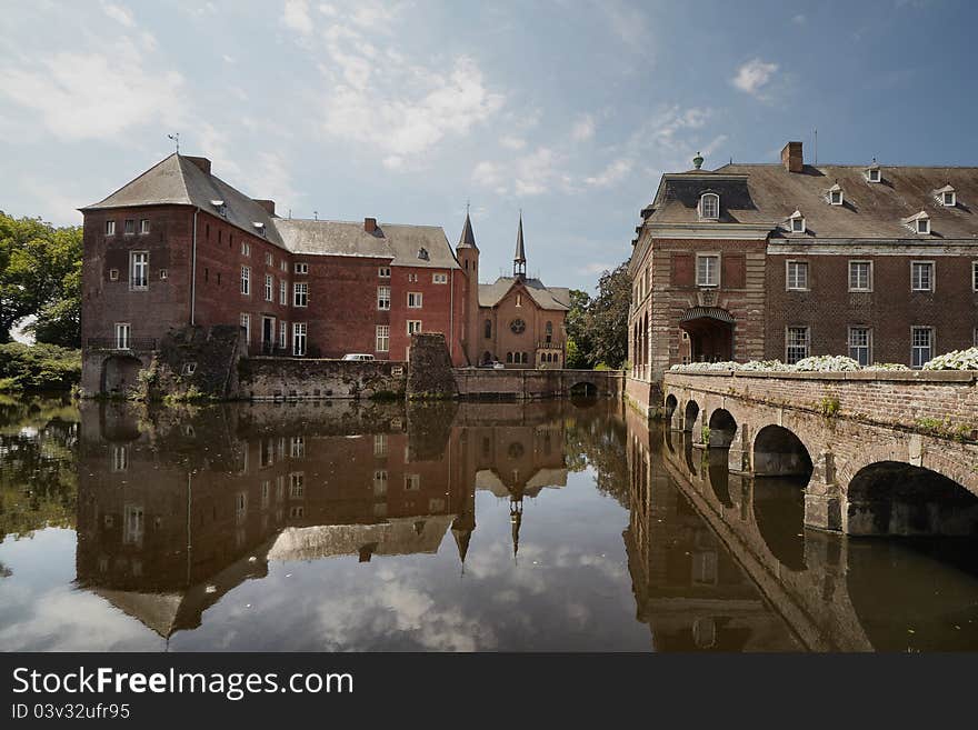 Wissen Castle is located in quiet parkland, close to the river Niers and is the perfect place to escape the hustle bustle of everyday life. Soak up the historical atmosphere of the castle in one of the suites and take breakfast in the former mill. The architecture of the castle embraces a number of styles from medieval to Renaissance to neo-Gothic.