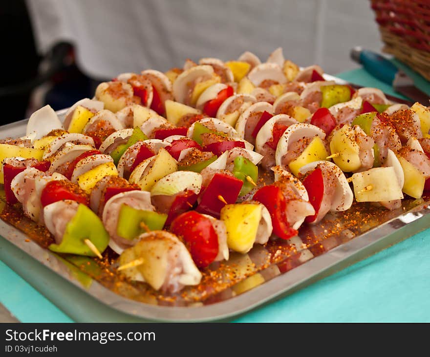 Skewers with chicken and vegetables.