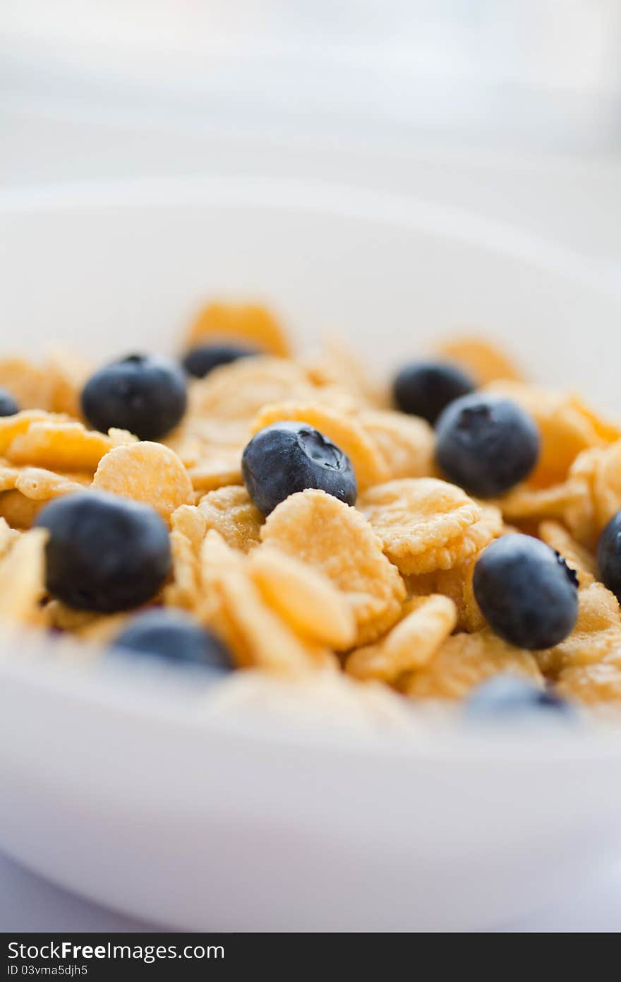 Corn flakes with fresh bilberry