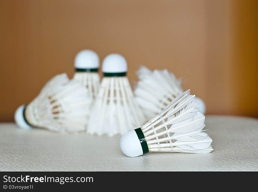 A group of badminton shuttlecock focusing in the front one