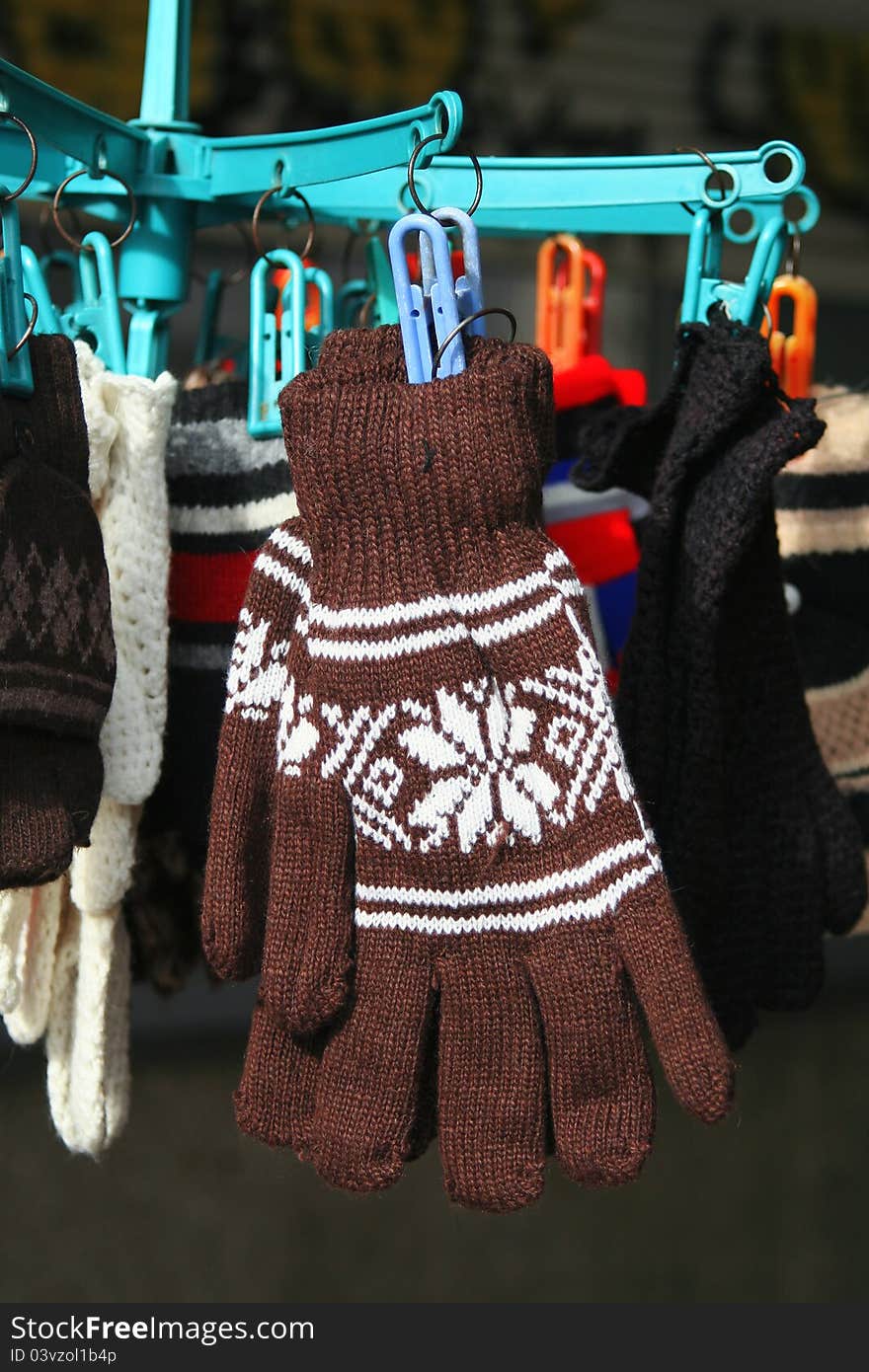 Knitted gloves