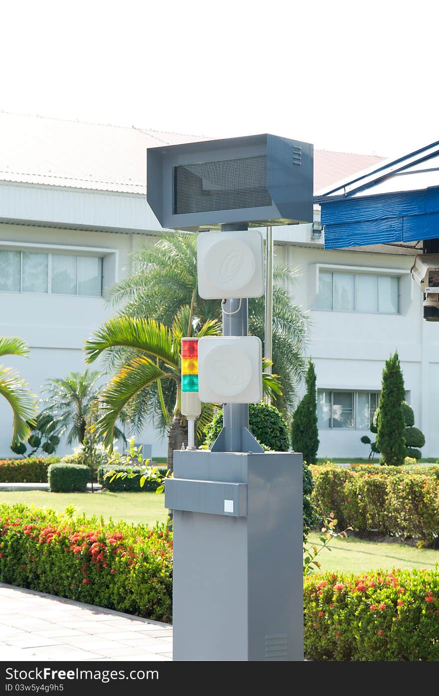 Automatic machine for through the door with a radio frequency.