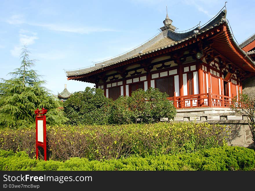 The buildings of Huaqing Pool Park in Lingtong, Shaanxi, China. This is place where ancient Chinese Tang emperors and concubines take a bath. One of the most famous is the Xuanzong and Yang. The buildings of Huaqing Pool Park in Lingtong, Shaanxi, China. This is place where ancient Chinese Tang emperors and concubines take a bath. One of the most famous is the Xuanzong and Yang.