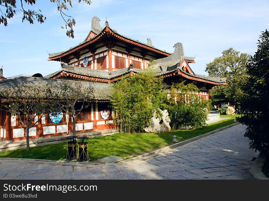 The buildings of Huaqing Pool Park in Lingtong, Shaanxi, China. This is place where ancient Chinese Tang emperors and concubines take a bath. One of the most famous is the Xuanzong and Yang. The buildings of Huaqing Pool Park in Lingtong, Shaanxi, China. This is place where ancient Chinese Tang emperors and concubines take a bath. One of the most famous is the Xuanzong and Yang.