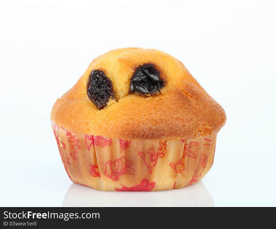 Muffin raisin on white background