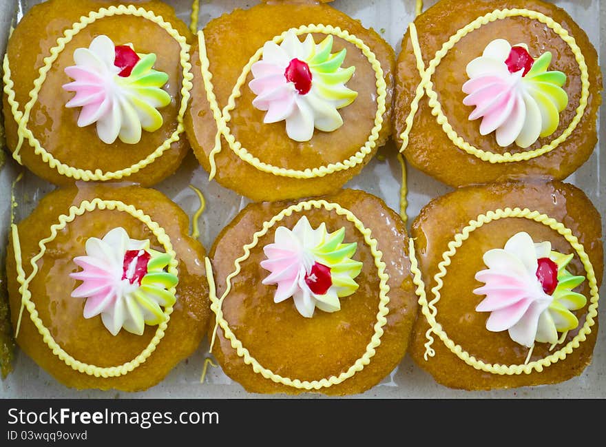 Freshly baked cup cakes in row