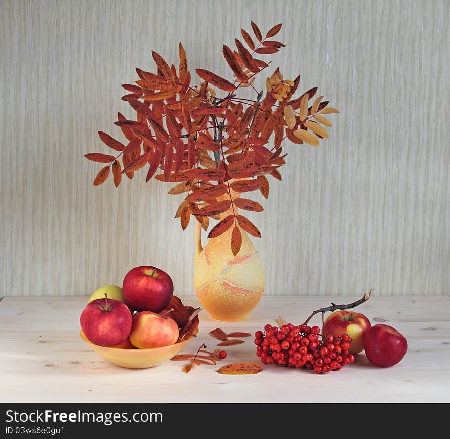 Leaves of a mountain ash are in a vase.