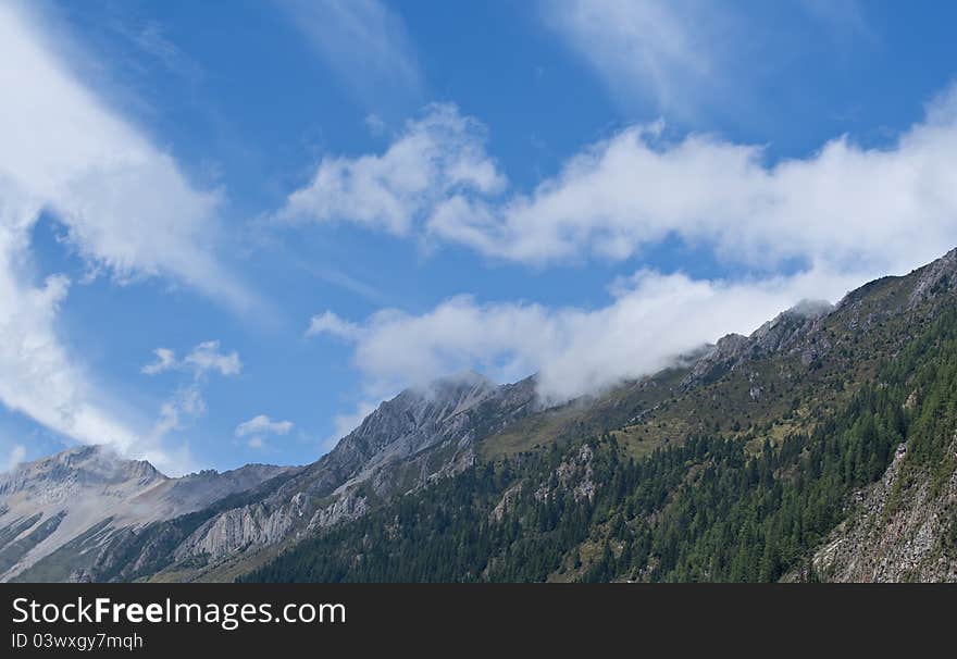 In the mountains of the blue sky, white clouds in the sky. In the mountains of the blue sky, white clouds in the sky.