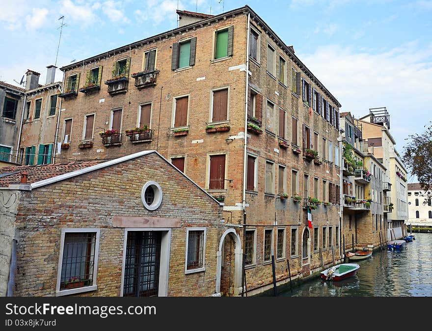 Traffic on venice channel and generic architecture. Traffic on venice channel and generic architecture