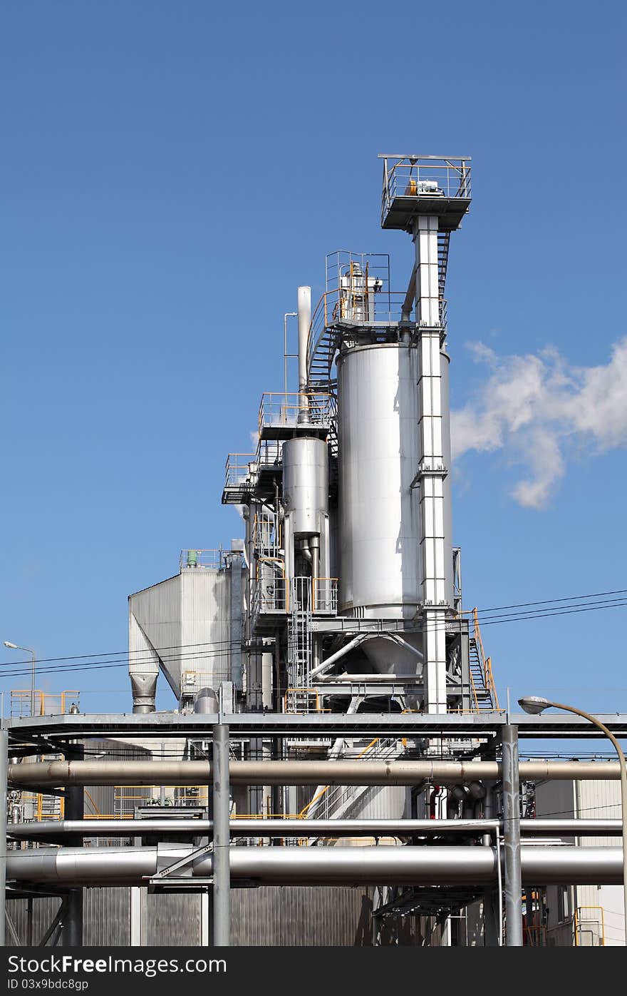 Refinery plant with pipes, tanks and cooling tower