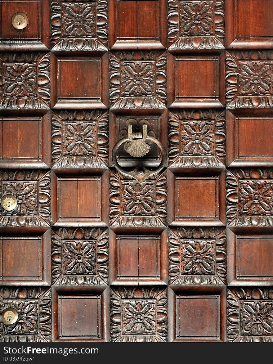 Work of sculpture in wood of a door