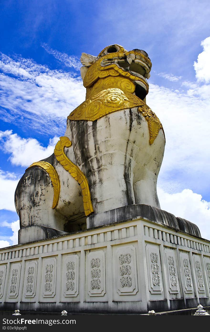 Lion head with a clear sky. Lion head with a clear sky.