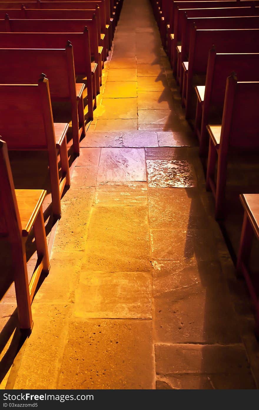 Palma Cathedral, aisle between pews