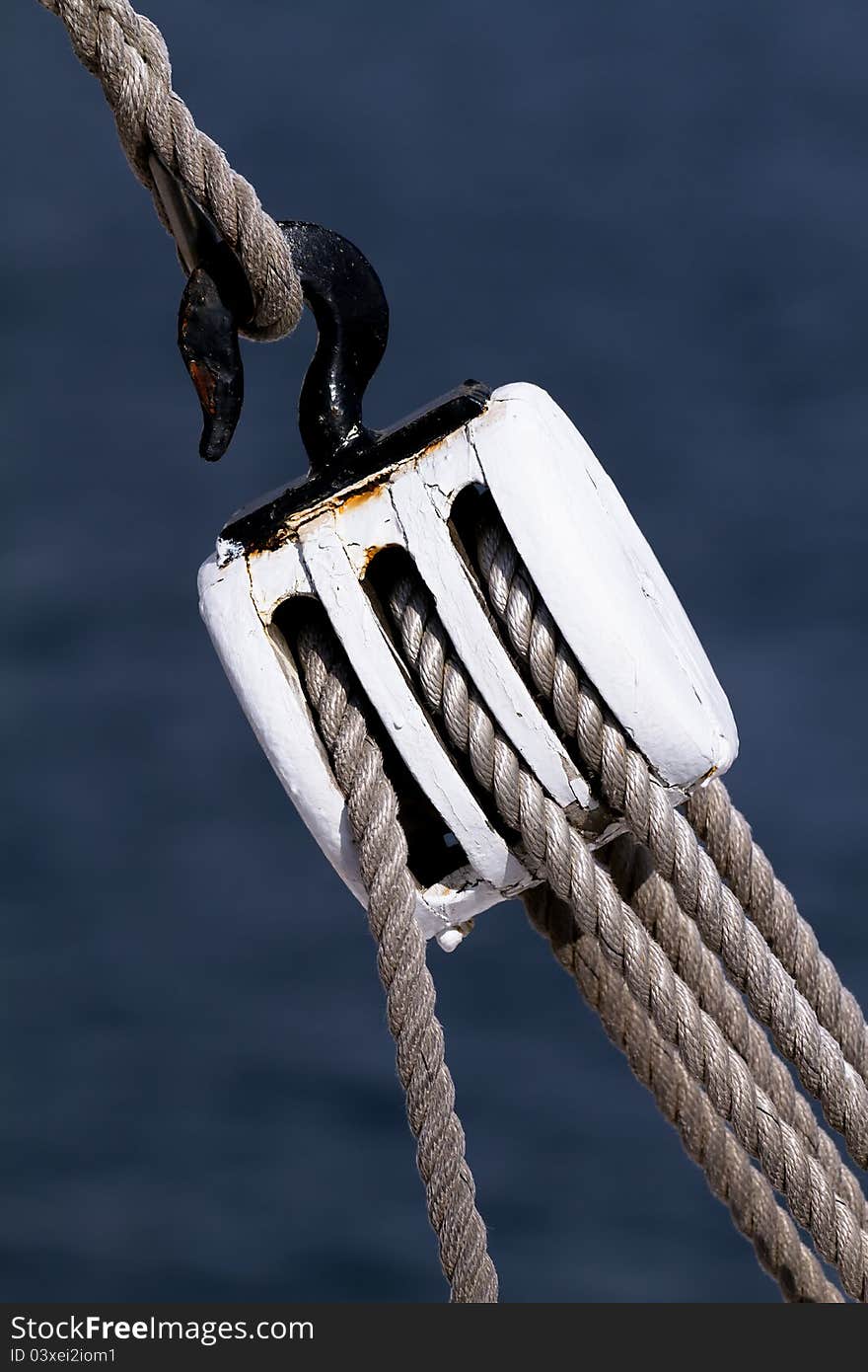 Sailing rope tension with the fishing pulley