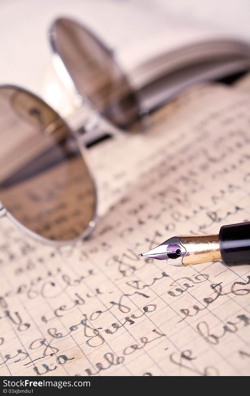 Gold pen with hand written letter.Close up