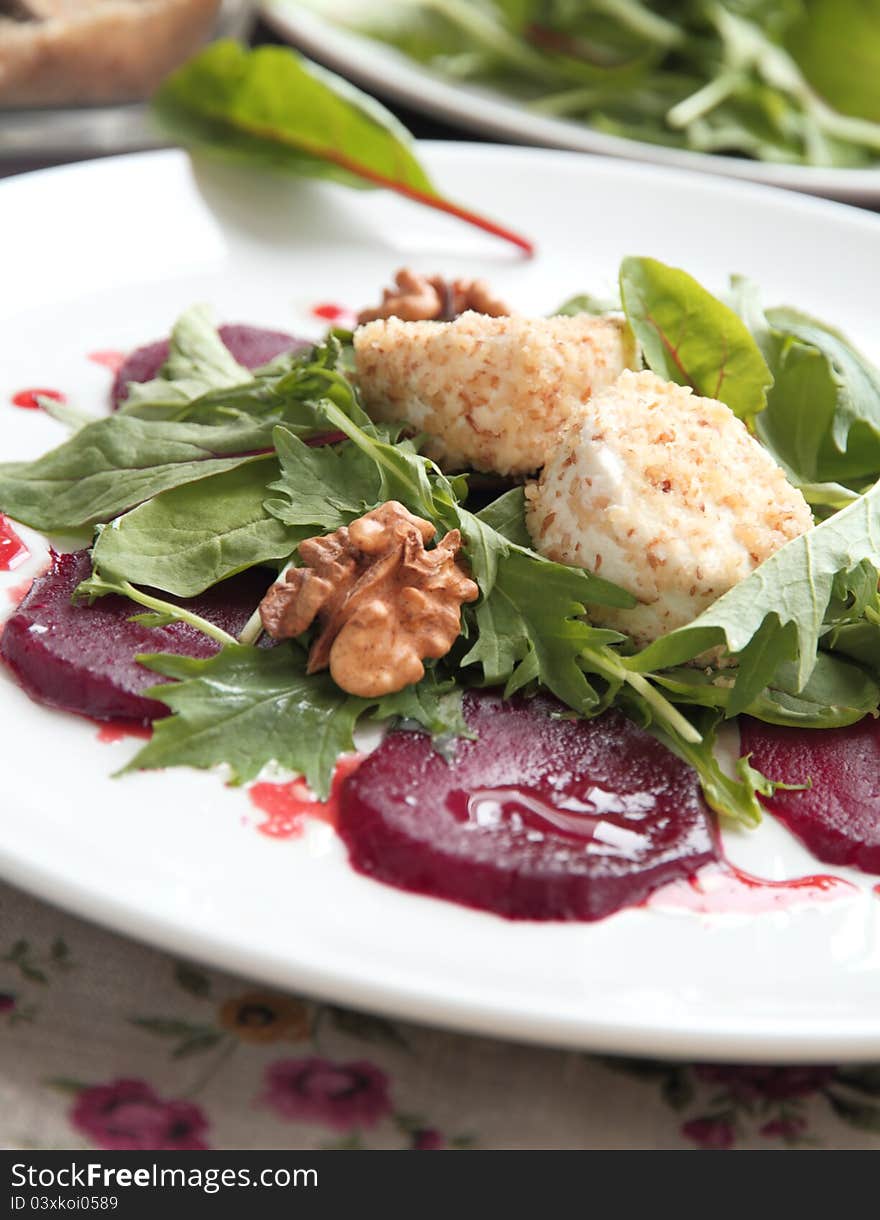 Salad with beet and goat cheese