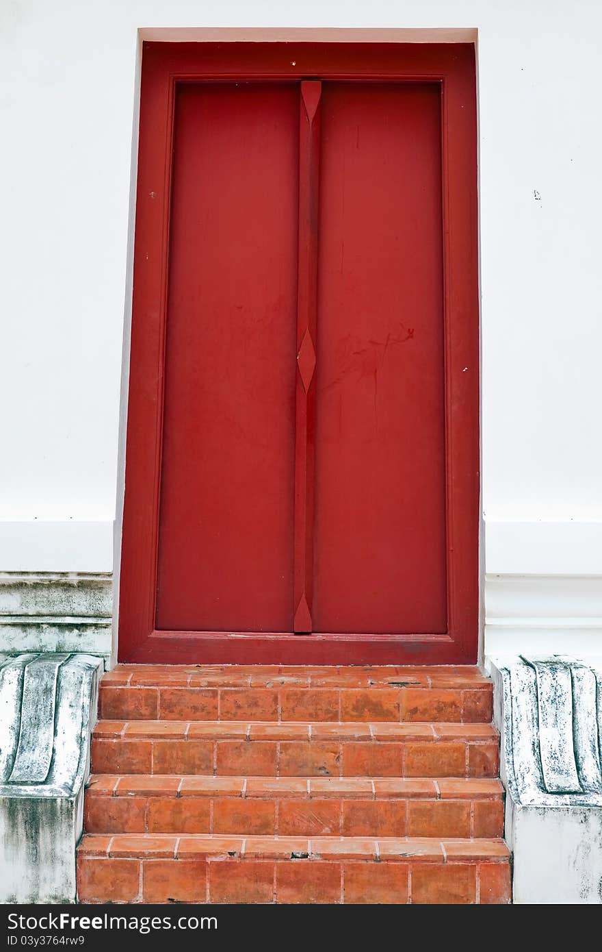 The wooden red door